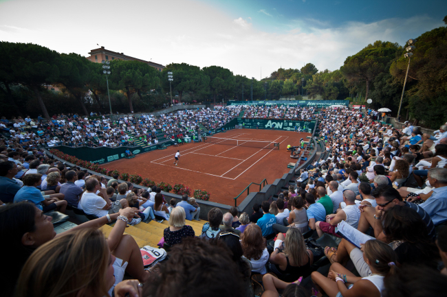  Una partita di tennis al centro sportivo Valletta Cambiaso